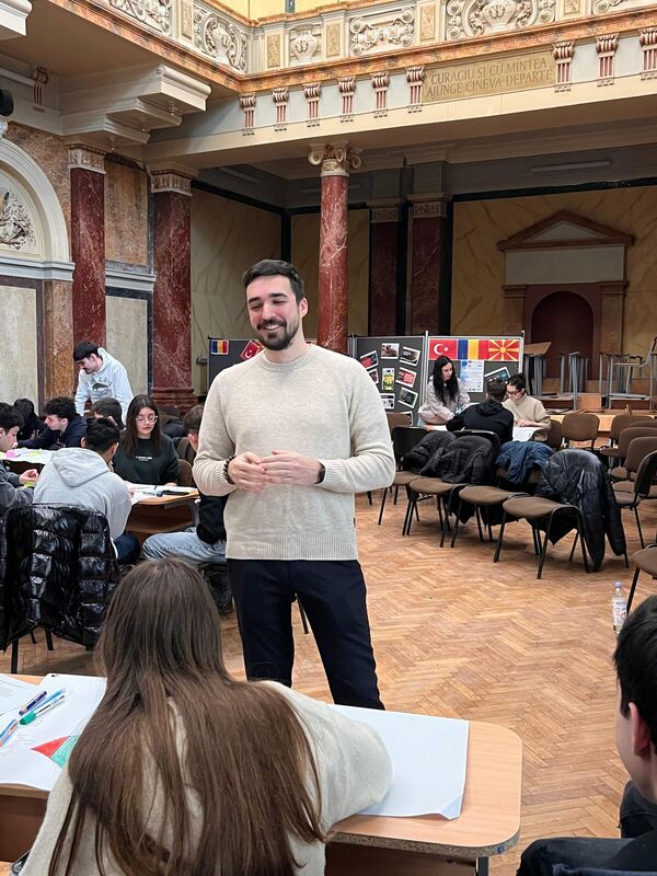 Piramida bugetului și prezentarea în fața clasei - Colegiul Economic Nicolae Kretzulescu